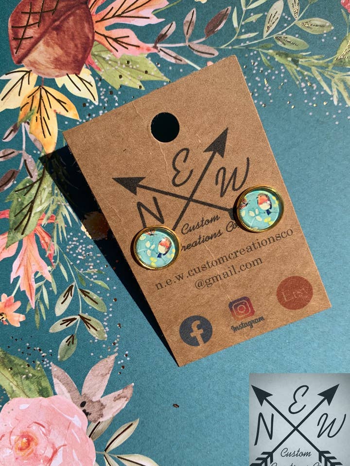 Pendiente de tuerca estilo vintage con diseño de cabujón floral y pájaro con cierre a presión para venta al por mayor de N.E.W. Custom Creations Co LLC