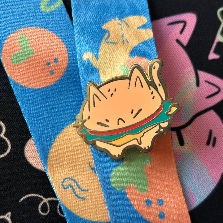 Broche émaillée « Chat Burger » pour la vente par Nyaomikyu