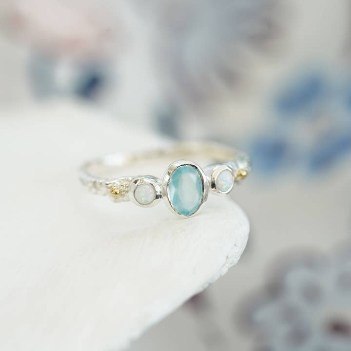 Bague en calcédoine aqua et opale blanche pour la vente par Banyan Jewellery