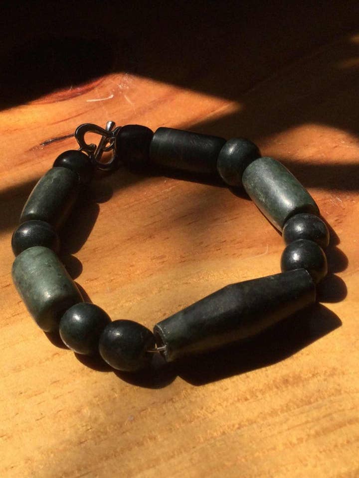 Pulsera maya como joyería antigua de jade guatemalteco - Cuentas de color verde oscuro - Serpentina guatemalteca - Estilo precolombino para venta al por mayor de OllinMexica