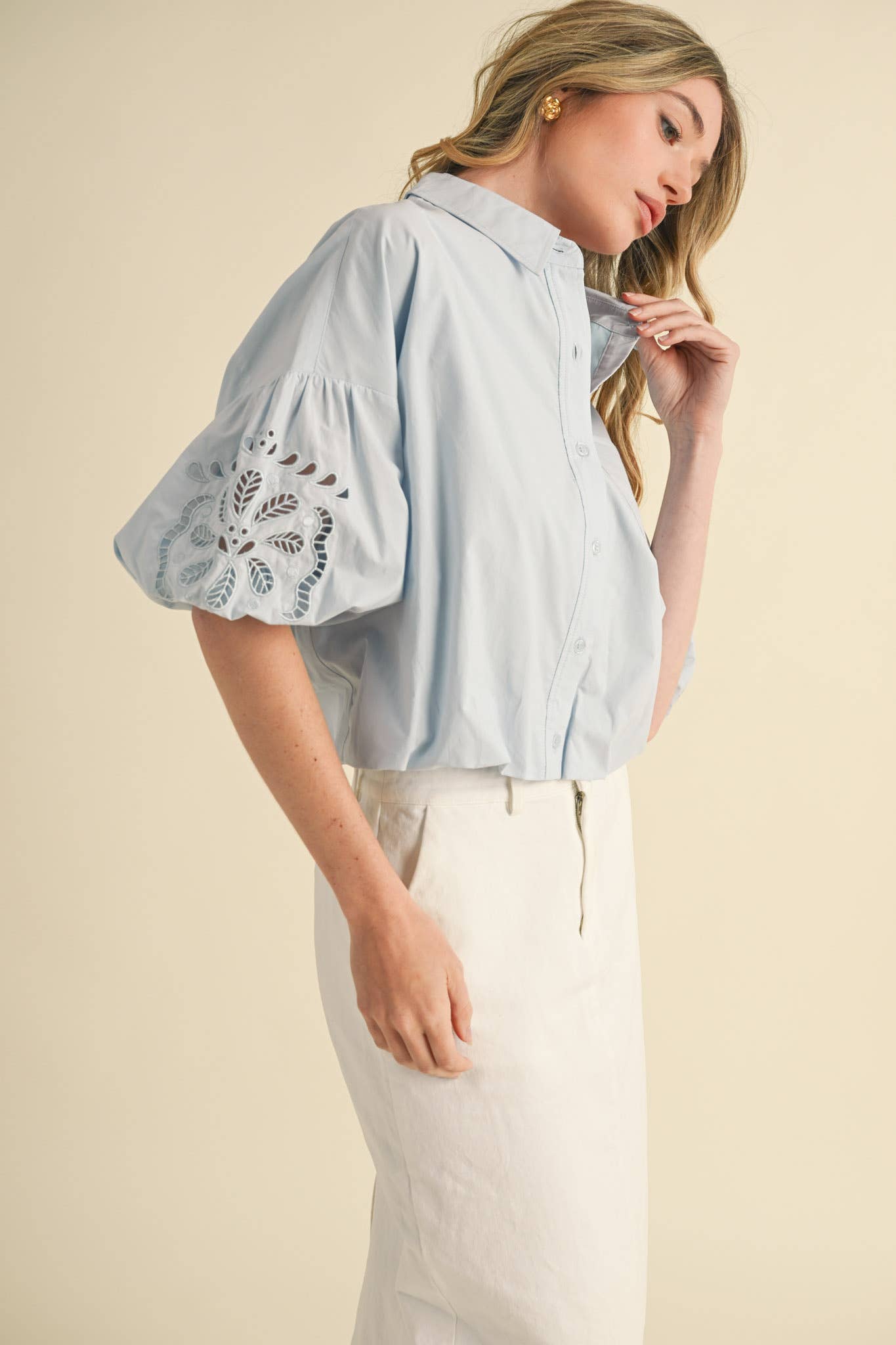 &MERCI – Engroshandel Skjorte med buttondown – til kvinder – UDSKÅRET BRODERET BOBLEÆRME TOP MTP383510