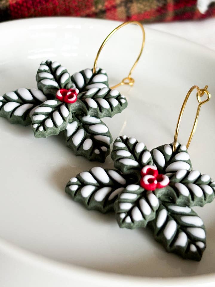 Orecchini a cerchio Holly Leaf - Orecchini in argilla polimerica per la vendita all'ingrosso da parte di Autumn Cloud Design