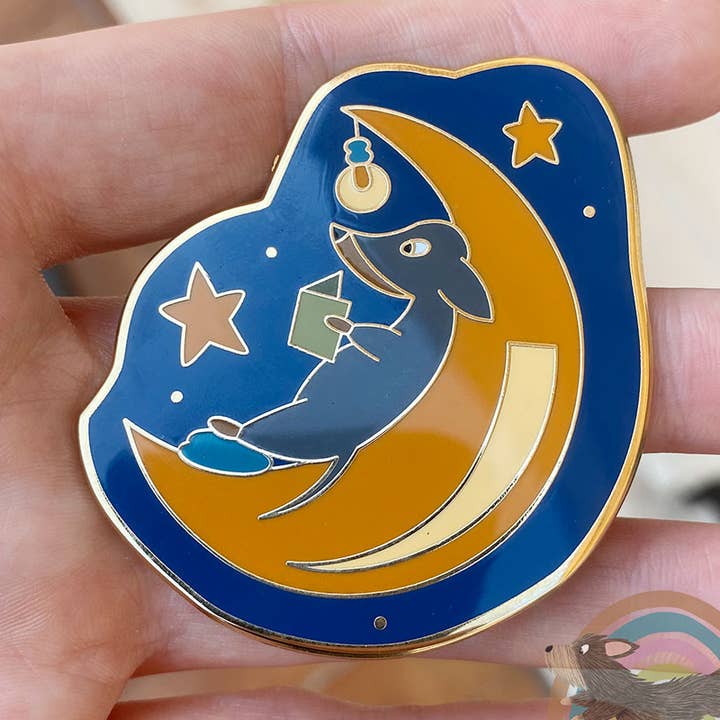 Emaille speld "Boekenwurm" 🌙 voor wholesale door Meet Wilma