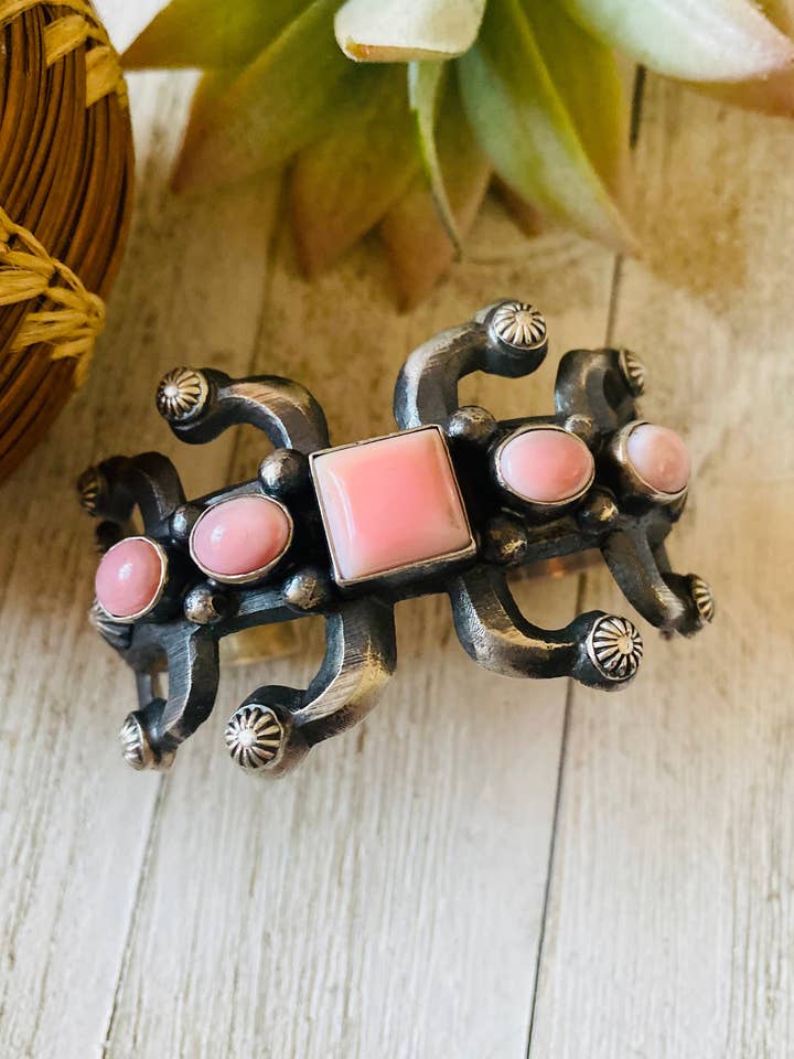 Bracelet manchette en coquillage rose de conque Navajo Queen et argent sterling par Chimney Butte pour la vente par Nizhonitradersllc