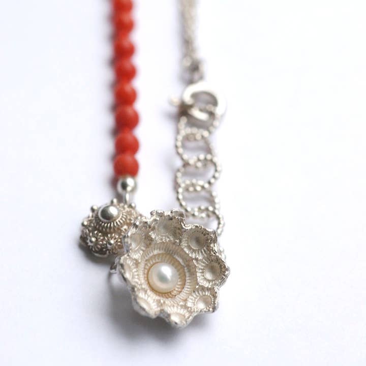 Collier bouton zélandais corail rouge et perle blanche pour la vente par Hester Zagt Sieraden
