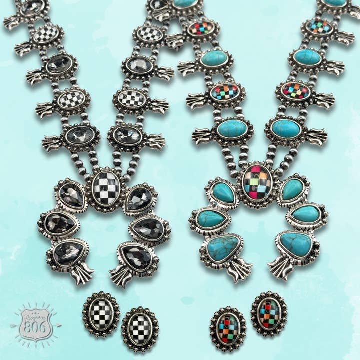 Collier en forme de damier avec pendentif fleur de courge et ensemble. pour la vente par Pink Panache Brands