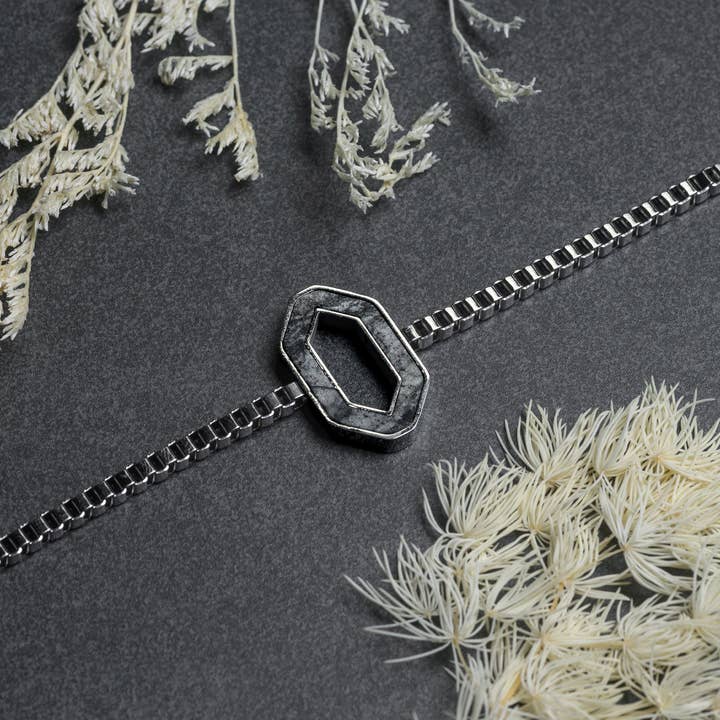 Bracelet chaîne en argent pour hommes avec incrustation de pierre de marbre d'Arezzo | Cairn pour la vente par Bear Essentials