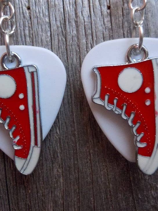 Boucles d'oreilles Converse Sneaker Charms pour guitare rouges pour la vente par Simply Raevyn