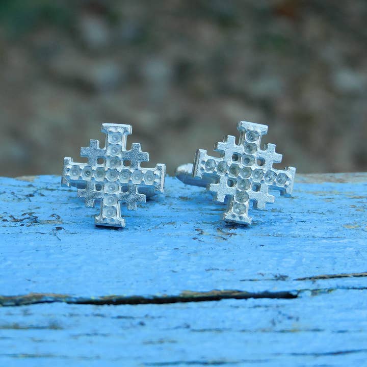 Gemelos de peltre con diseño de cruz de Jerusalén, con hoyuelos moldeados a mano por Will y otras tendencias de Resultados para dijes pewter al por mayor. Devoluciones gratuitas y condiciones de pago a 60 días en Faire en Faire.