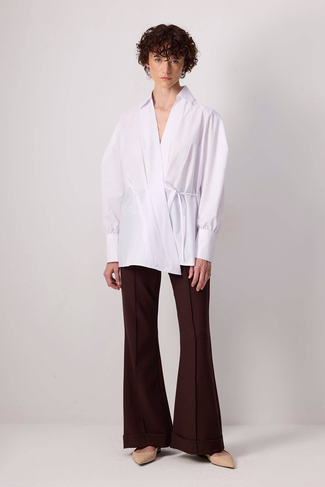 Hvid ASYMMETRISK BÆLTEDE POPLIN-OMSLAGSSKJORTE - BOMULDSBLANDING for engroshandel på Faire0