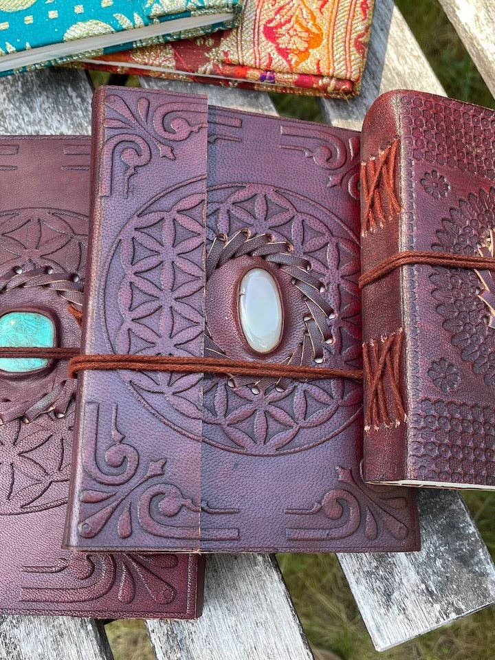 Mystische Lederjournale | Handgefertigtes Notizbuch aus recyceltem Papier | Hexen-Zauberbuch-Grimoire für den Großhandel von Ragavon