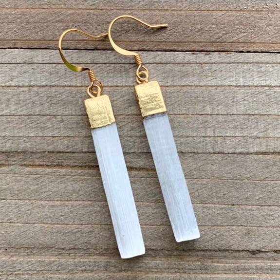 Orecchini in oro con barrette di selenite per la vendita all'ingrosso da parte di Merelani Designs