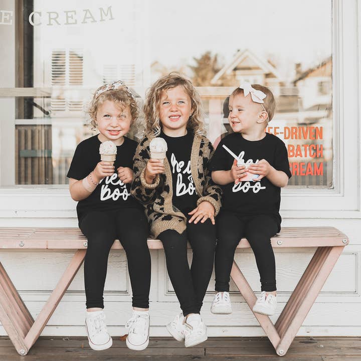 Maglietta Hey Boo per Halloween • Taglie per neonati, bambini e adulti per la vendita all'ingrosso da parte di Eli + Emery