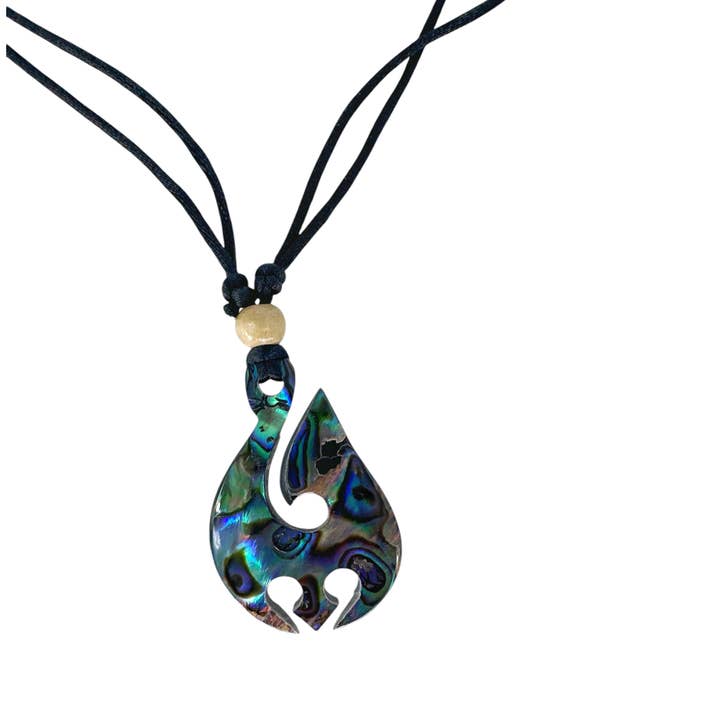 Collier à cordon réglable avec crochet en forme de lance en coquille de paua sculptée pour la vente par Maka Imports