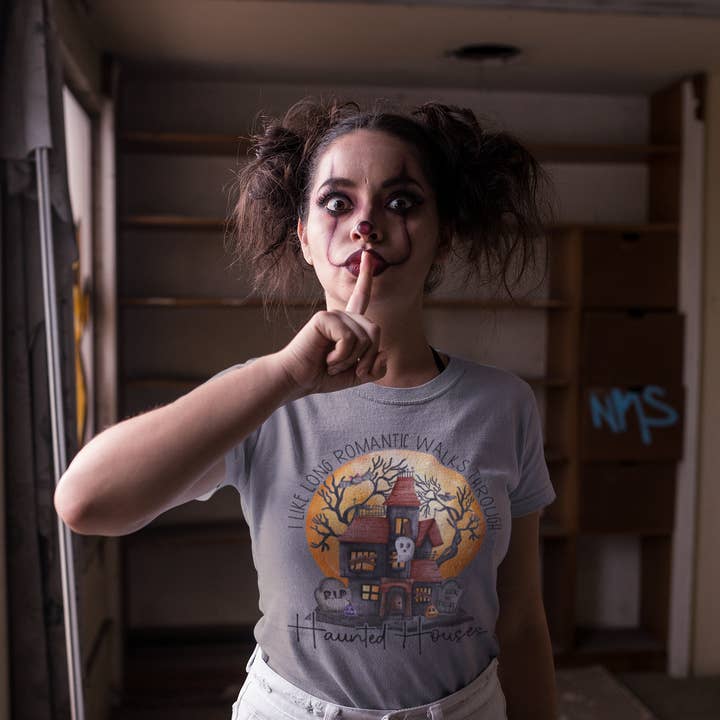 Camiseta para adultos: me gustan los largos paseos románticos por Haunted House para venta al por mayor de Words of Ivy