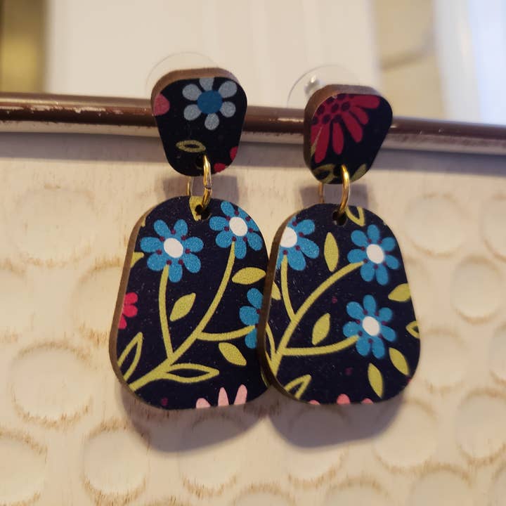 Bloom Geometric Spring Stud for wholesale by Soroza