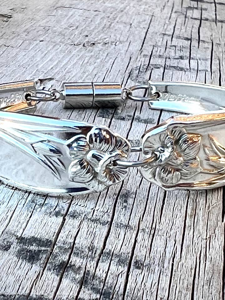 Pulseras de cubiertos. - Narciso - de mango de cuchara para venta al por mayor de Pumpernickel and Wry