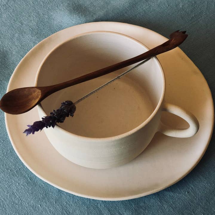 Petite Tasse Blanc Cassé pour la vente par The Barclay Studio