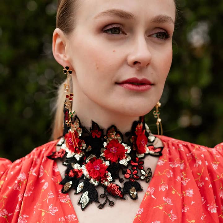 Colar Bordado Carmesina Preto, Vermelho e Dourado por atacado de ACUS