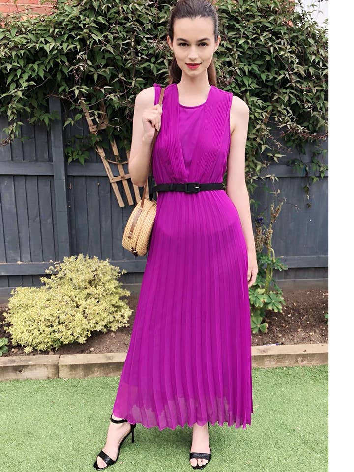 Maxi abito plissettato per la vendita all'ingrosso da parte di CY FASHION. LONDON