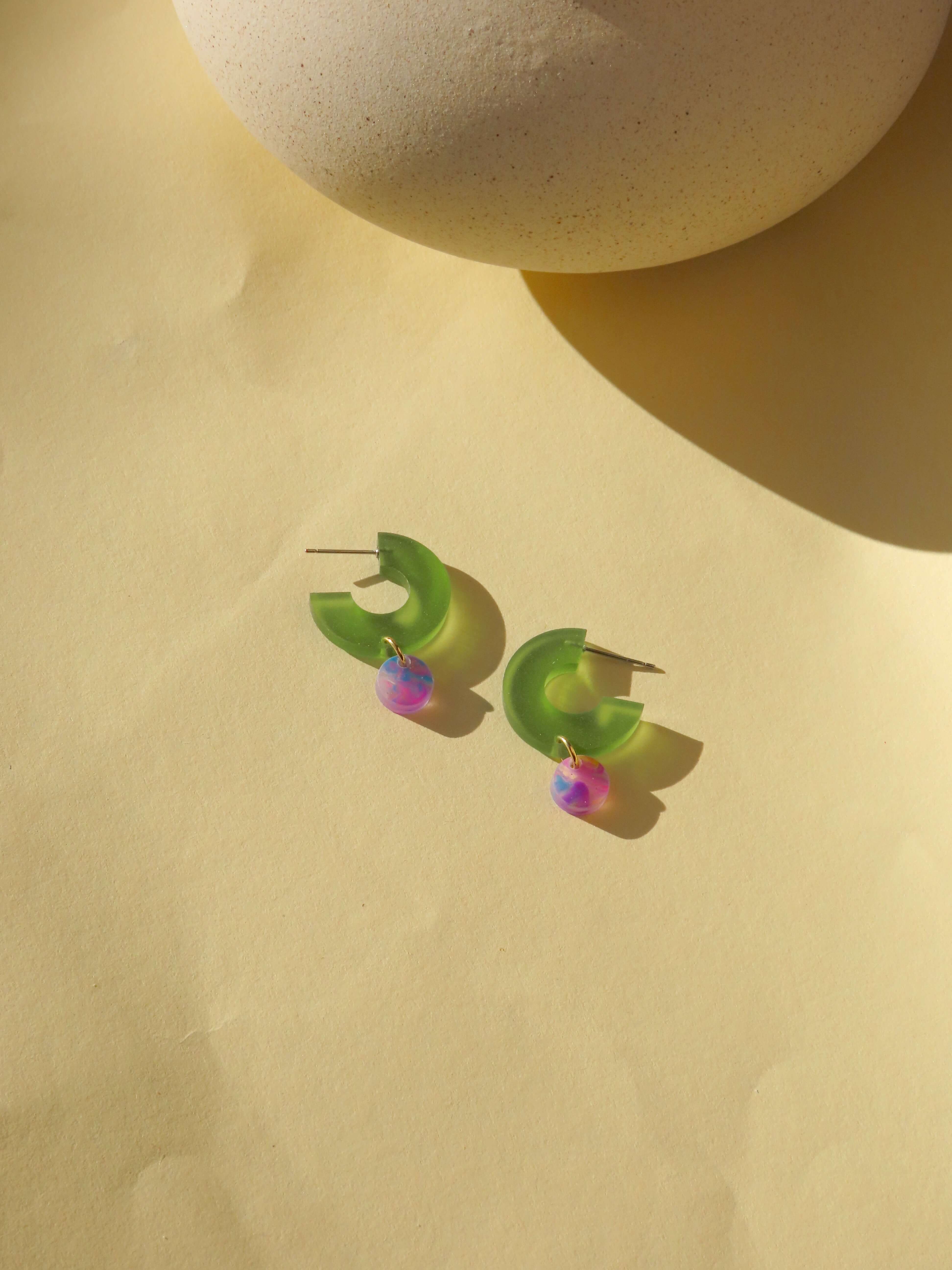 Niemalsmehrohne - Vente Créoles - Créoles Silva en acrylique et acier inoxydable, olive et fantaisie2