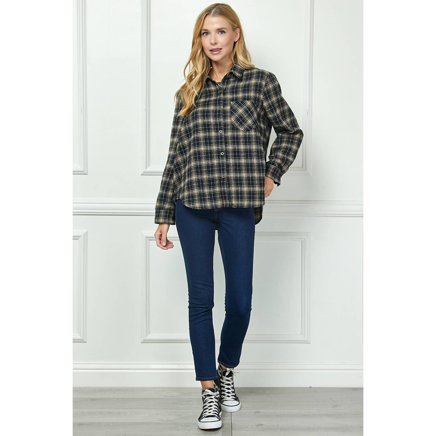 TAUPE/BLK KARIERTE FLANELLHEMDEN MIT ROLLÄRMELN UND KRAGEN für den Großhandel auf Faire6