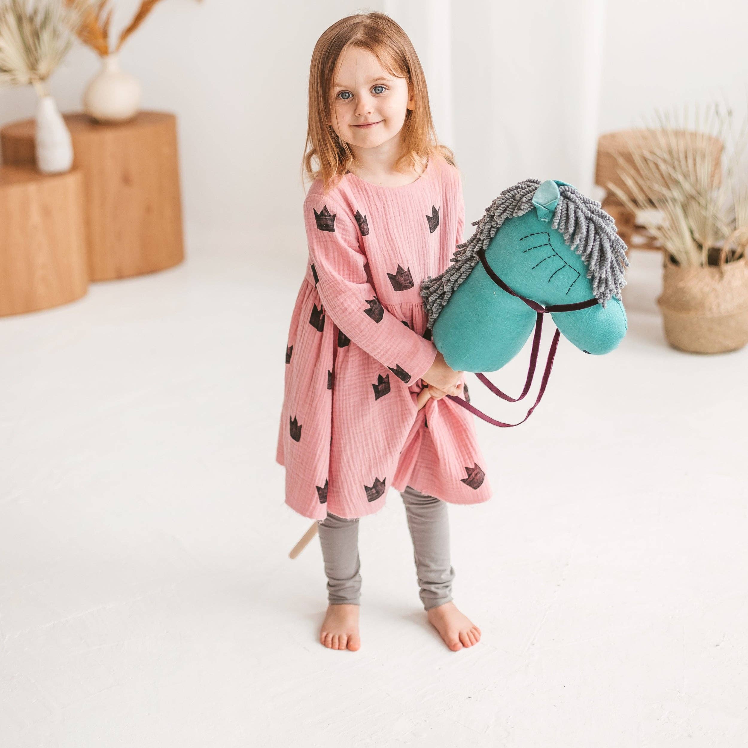 MINICAMP - Venta al por mayor Peluche - Niños y bebés - MINICAMP Juguete de Palo de Caballo de Afición Unicornio – Juguete de Montar Hecho a Mano de Lino en Color Verde Azulado con Pelo Gris1