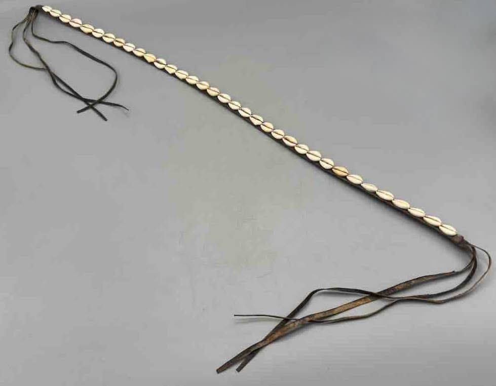 The Niger Bend – Großhandel Gürtel – Damen – Schmaler afrikanischer Krawattenverschluss aus echtem Kaurimuschelleder59