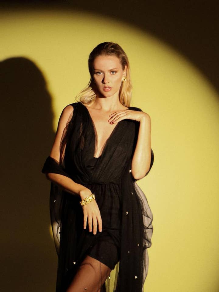 Schwarzes verstellbares Tüllkleid mit V-Ausschnitt und Stickerei für den Großhandel von Mona Fares