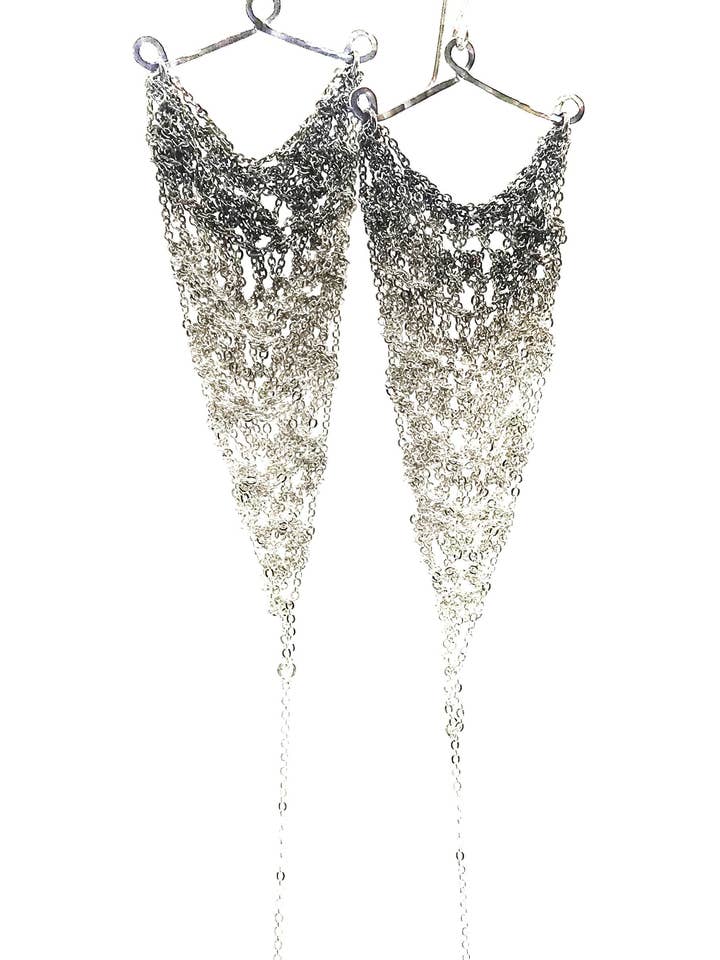 Orecchini: triangolo all'uncinetto: argento ombre: grande per la vendita all'ingrosso da parte di Moss Follows