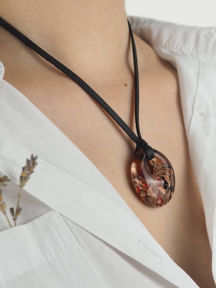 Collana Phact, realizzata a mano, gioielli in vetro di Murano per la vendita all'ingrosso da parte di Drusilya Glass Art