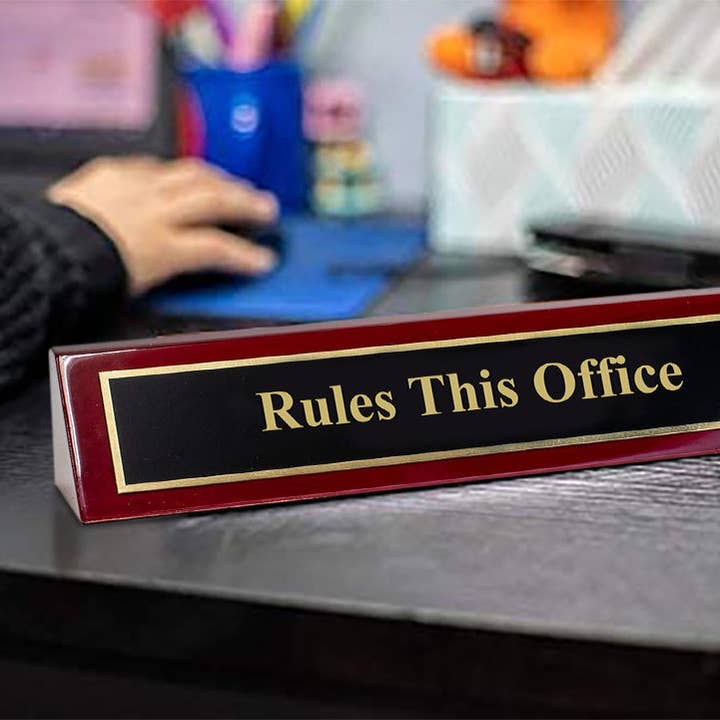 All Quality - Vendita all'ingrosso Targa da scrivania - Targa da scrivania incisa in legno di rosa finito a pianoforte 'Comanda questo ufficio', 2" x 8", targa nera/oro1