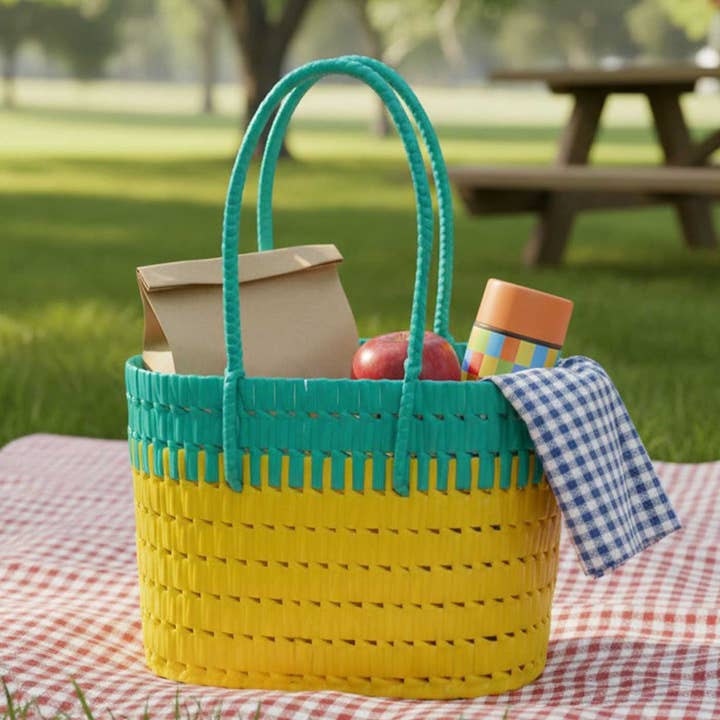 Bolsa para el almuerzo Koodai hecha a mano de cinta plástica con alambre en turquesa y amarillo para venta al por mayor de Zwende