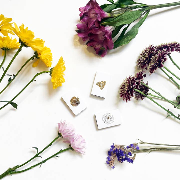Studio Portmanteau - Wholesale Matches - Ranunculus Flower Matchbox | Floral Match Holder