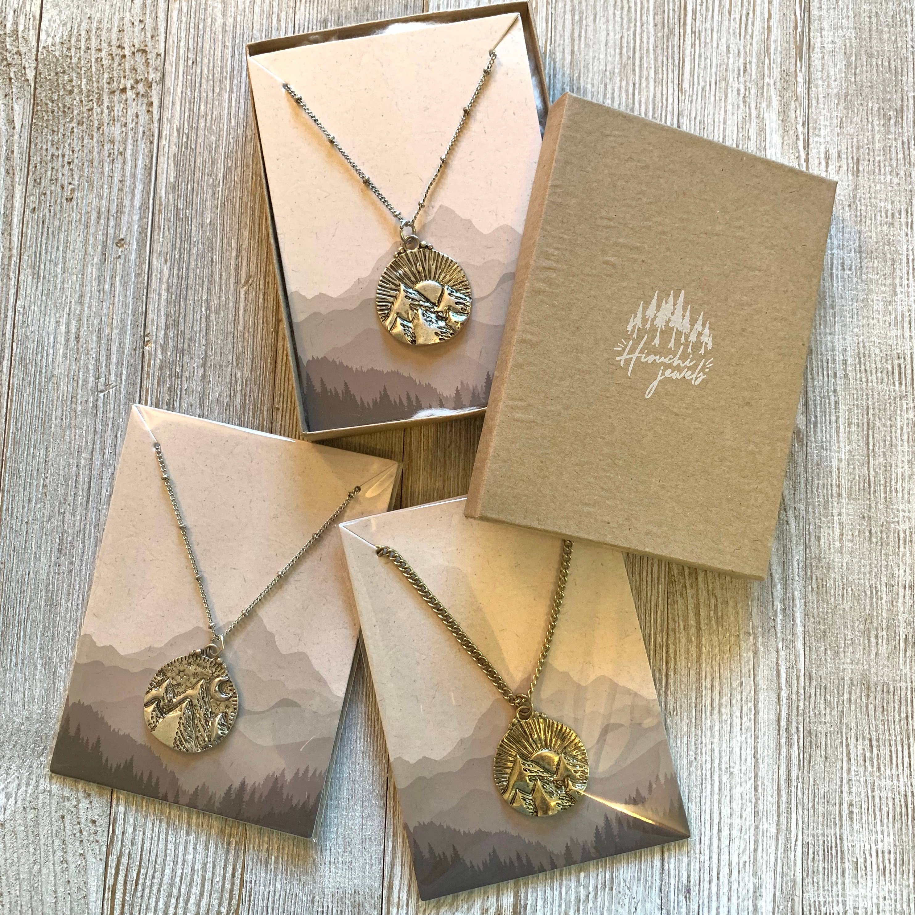 Hiouchi Jewels | Rose & Bolt Grateful Dead Jewelry – wholesale Hänge-/berlockhalsband – Solens Berg Halsband | Guld1