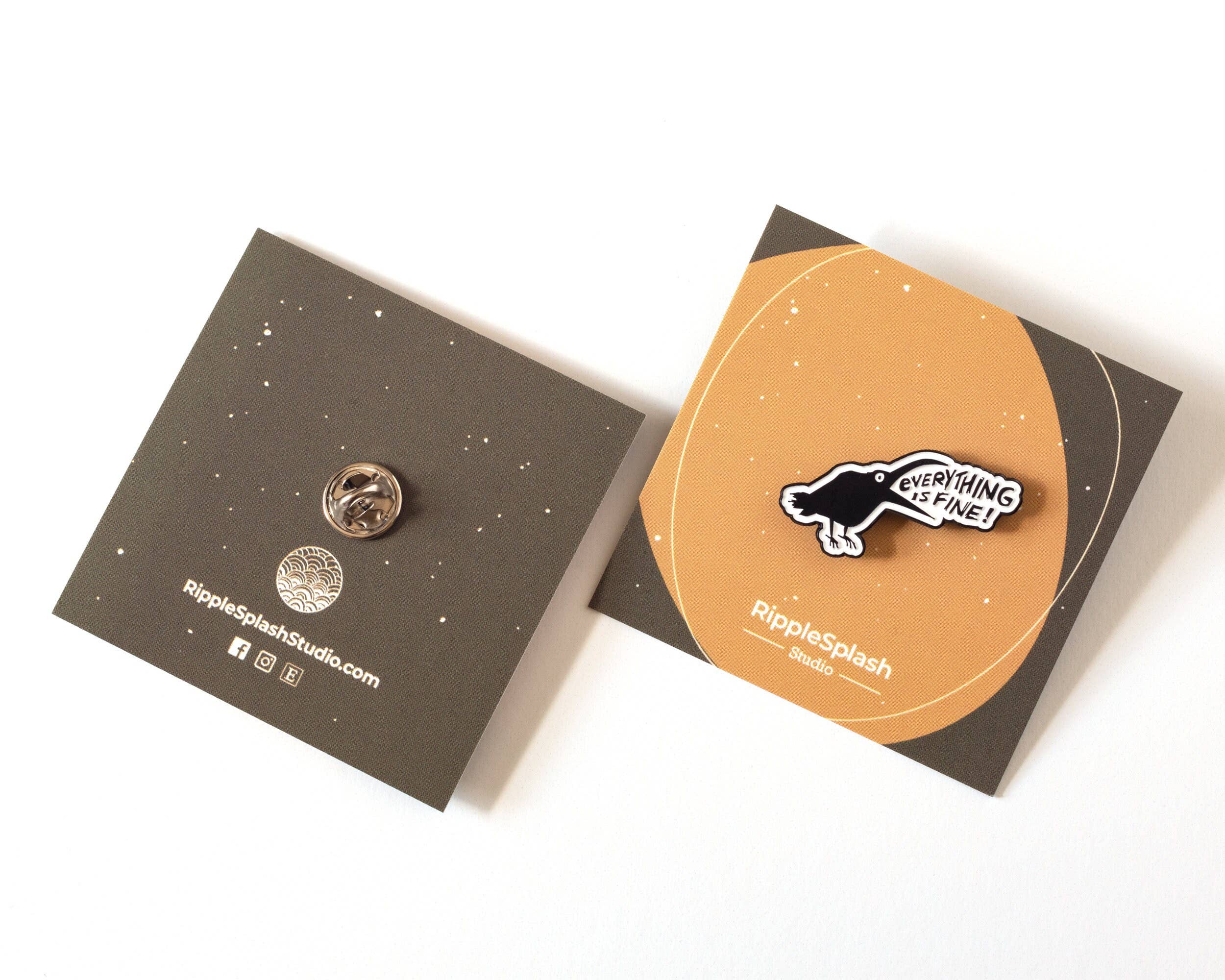 RippleSplash Studio - Vendita all'ingrosso Spilla da bavero - Tutto va bene, spilla smaltata a forma di corvo7