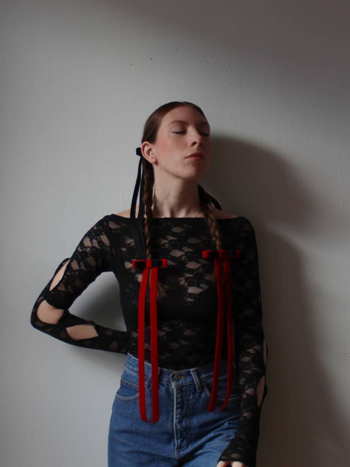 Pince à double nœud en velours pour la vente par Heather Stanko