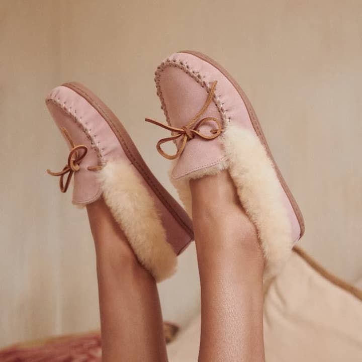 Minnetonka - Wholesale Slippers - Women's - Women's Alpine Cozy Sheepskin Suede Slipper House Shoe12