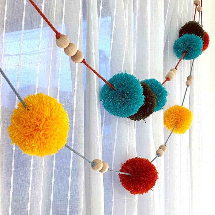 Kit de bricolage - Guirlande perlée à pompons pour la vente par Sunshine Craft Co