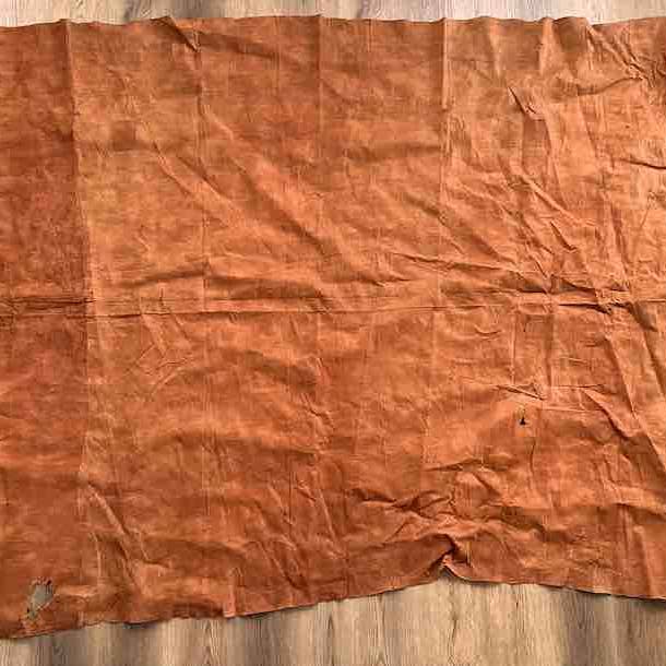 Naturlig „rød“ barkklud - Uganda | 122 x 74" for engroshandel hos The Niger Bend