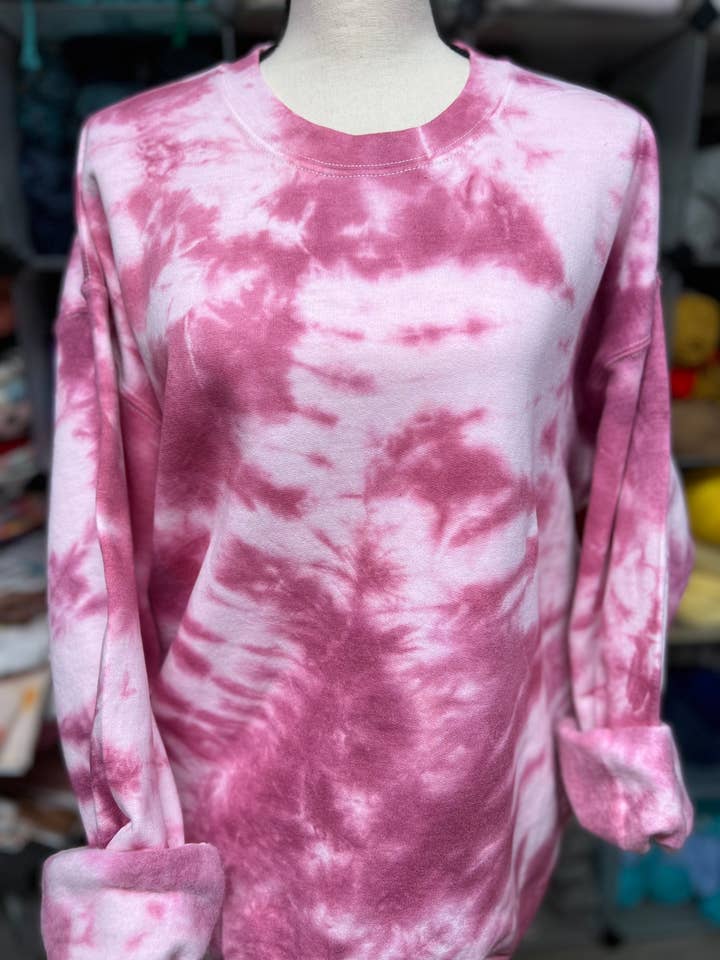 Pull col ras du cou Wine Tie-Dye pour la vente par Cozy Knots & Paws