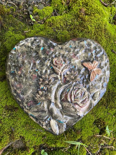 Trittstein mit Rosenherz, klein, Gartenstein, Außendeko für den Großhandel von Backyard Stone Art