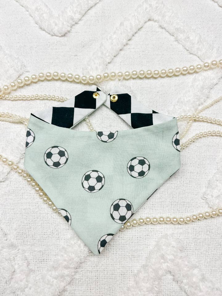 Fußball Baumwolle Gebogene Hals Hundebandana, Wende, Druckknöpfe für den Großhandel von StellaLoo