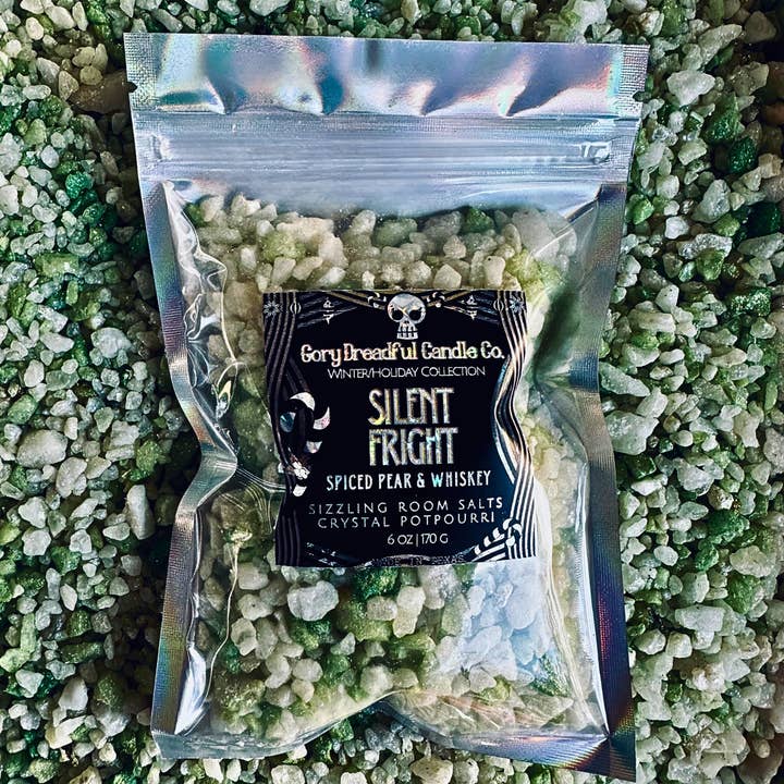 Pot-pourri de cristaux de sel pour pièce frissonnante silencieuse : Parfum de poire épicée et de whisky pour la vente par Gory Dreadful Candle Co
