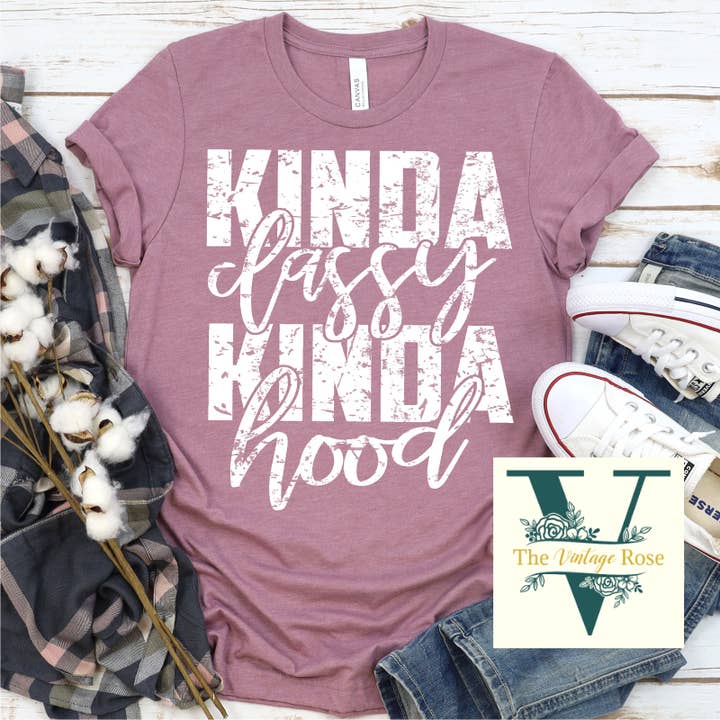 Maglietta con grafica Kinda Classy Kinda Hood per la vendita all'ingrosso da parte di The Vintage Rose