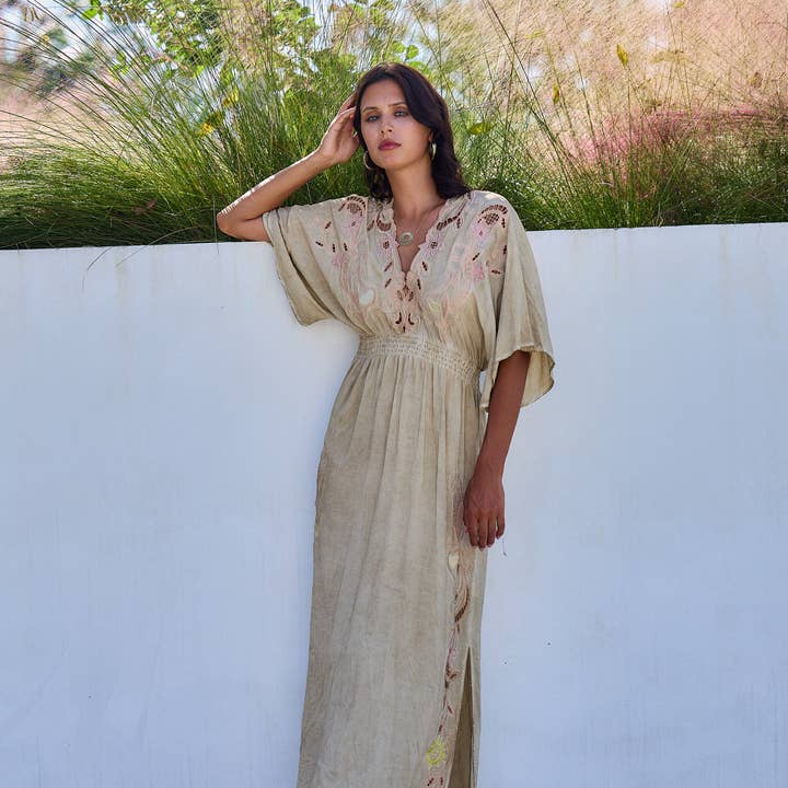 Robe longue symétrique à broderie ajourée,coupe évasée   et autres tendances Résultats pour robe traditionnelle en vente B2B. Retours gratuits et paiement à 60 jours sur Faire sur Faire.