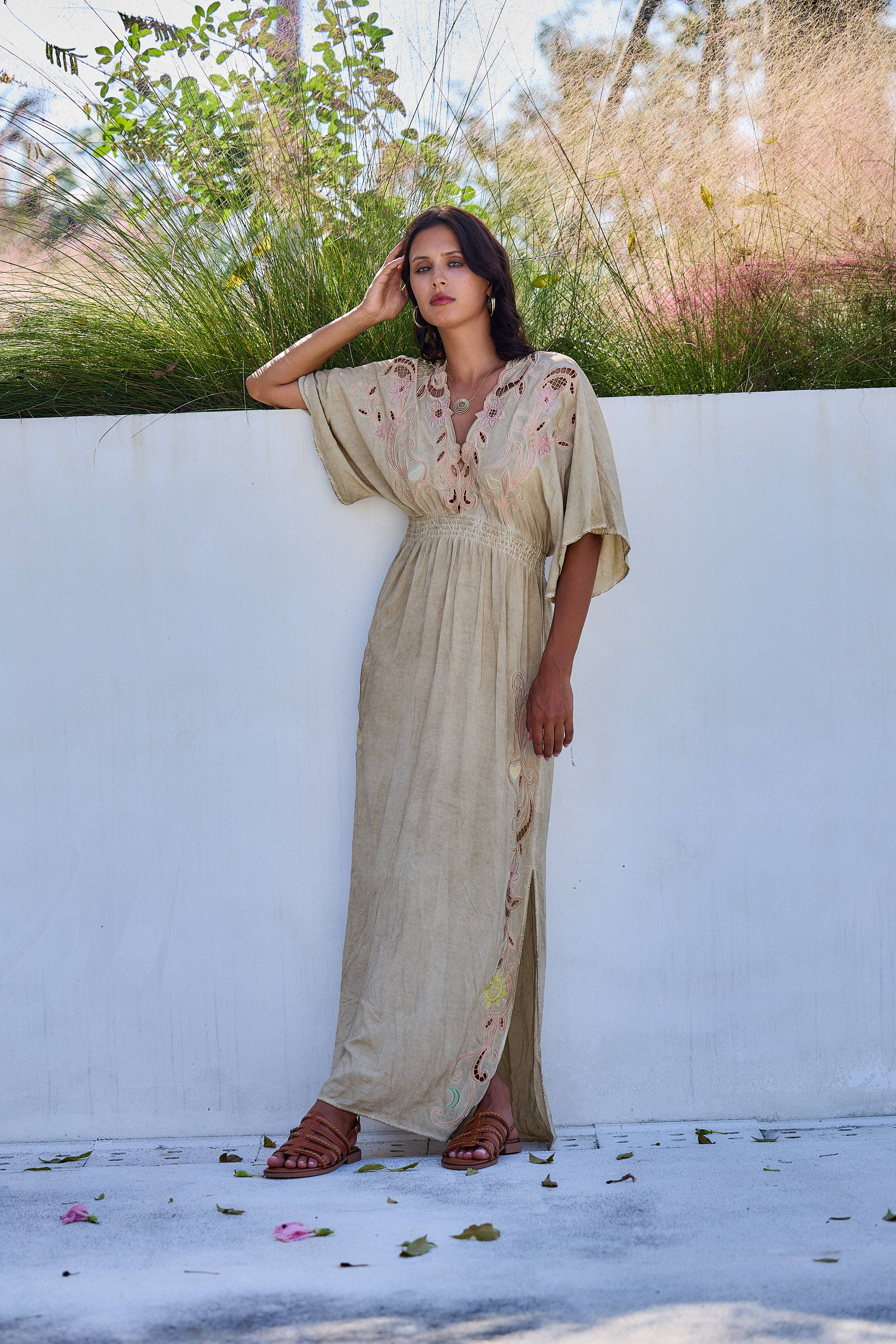 Beige Robe longue symétrique à broderie ajourée,coupe évasée en vente sur Faire