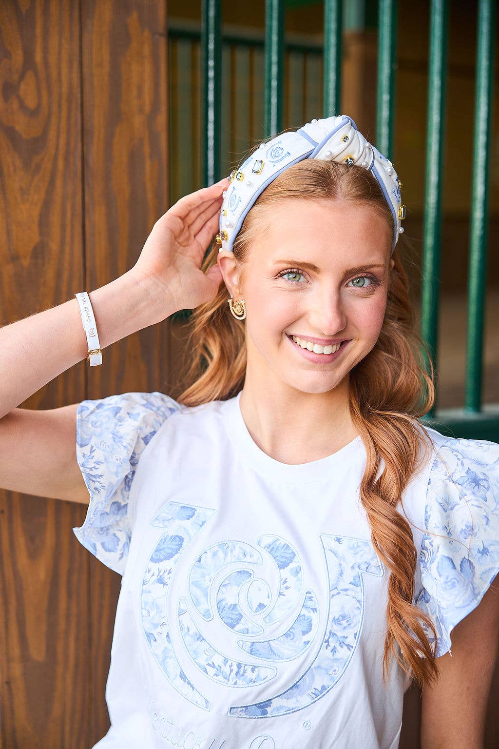 Brianna Cannon - Vente T-shirt sérigraphié – femme - Kentucky Derby® x LAURA ASHLEY T-shirt à volants bleu Quartet5