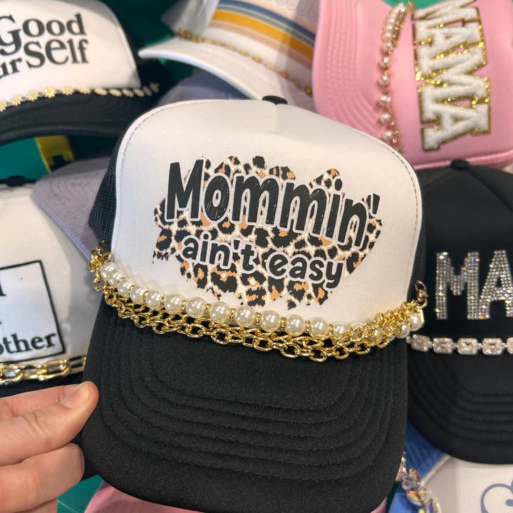 Chapéu Mommin' Aint Easy Trucker | Mamãe | Mães | Bonés por atacado de Vibes Hat Company