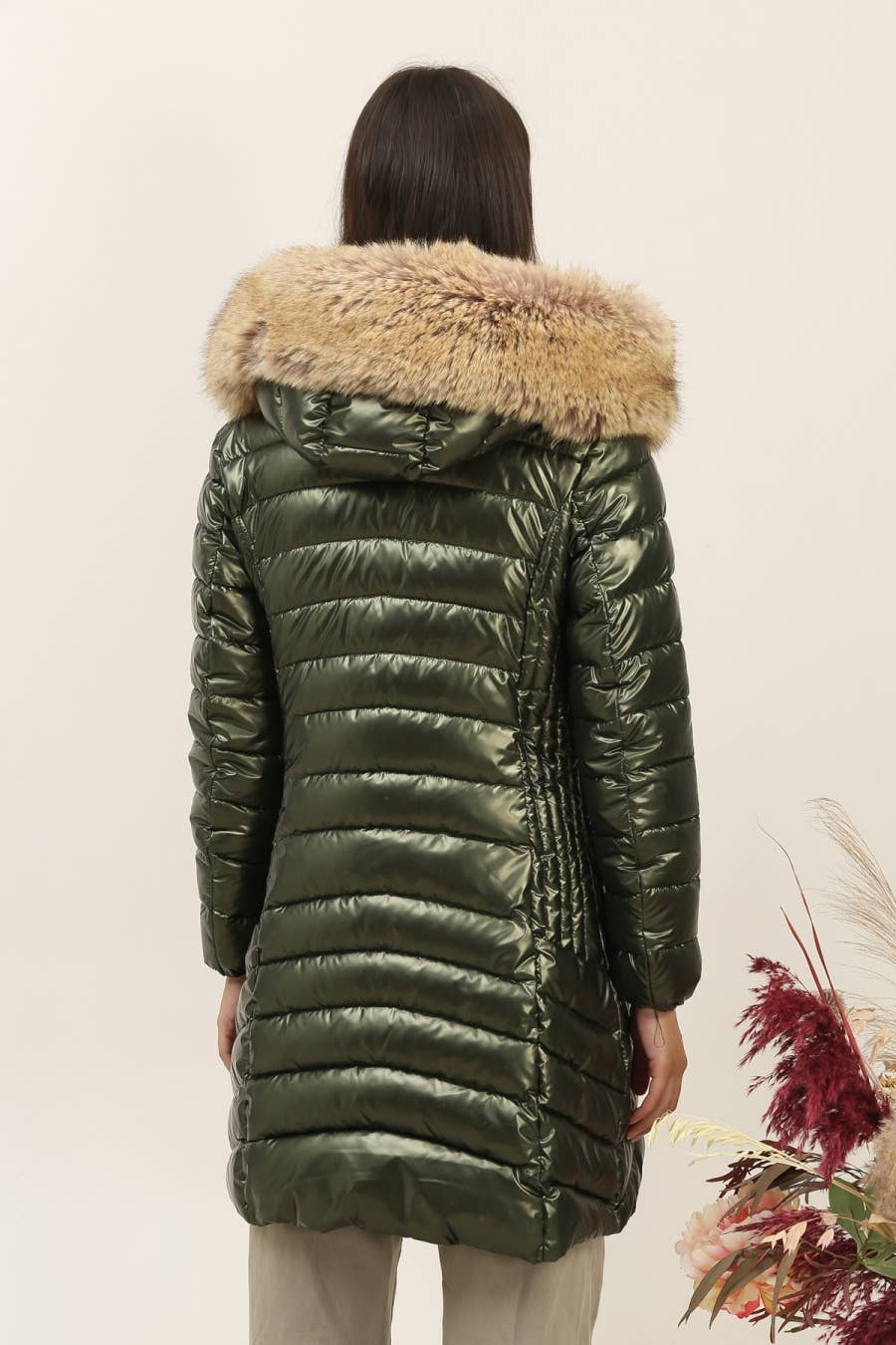 Attrait Paris – Großhandel Pufferjacke – Damen – Metallic lange Steppjacke mit Fell am Kapuzenrand32